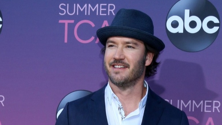 Mark-Paul Gosselaar in hat on red carpet