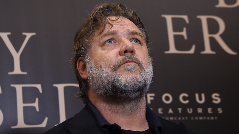 Russell Crowe looking up