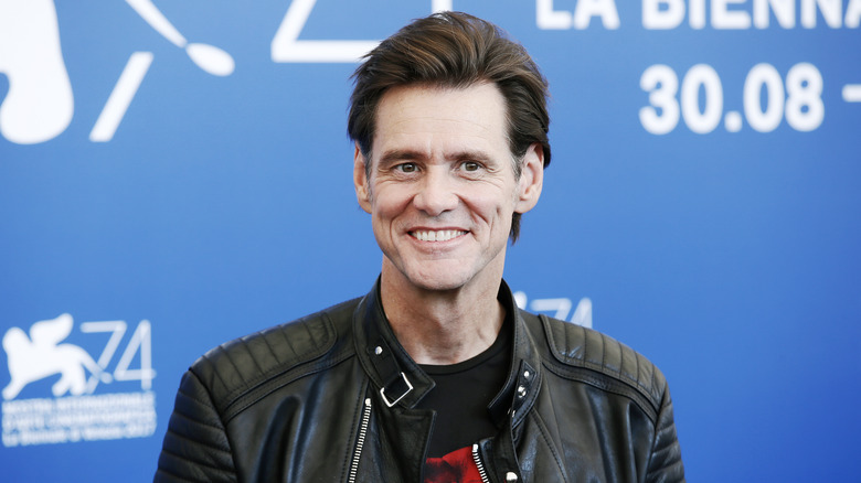 Carrey smiling on the red carpet