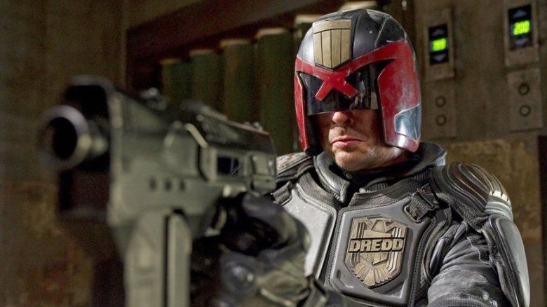 Dredd aims his gun