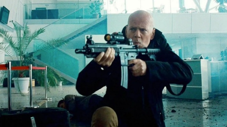 Bruce Willis firing machine gun