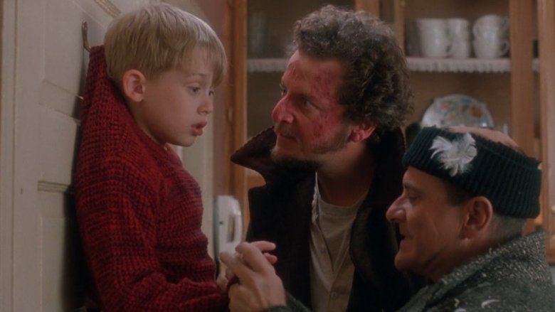 Kevin on peg facing wet bandits