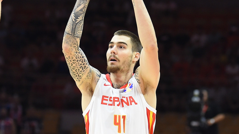 Juancho Hernangómez shoots a basketball