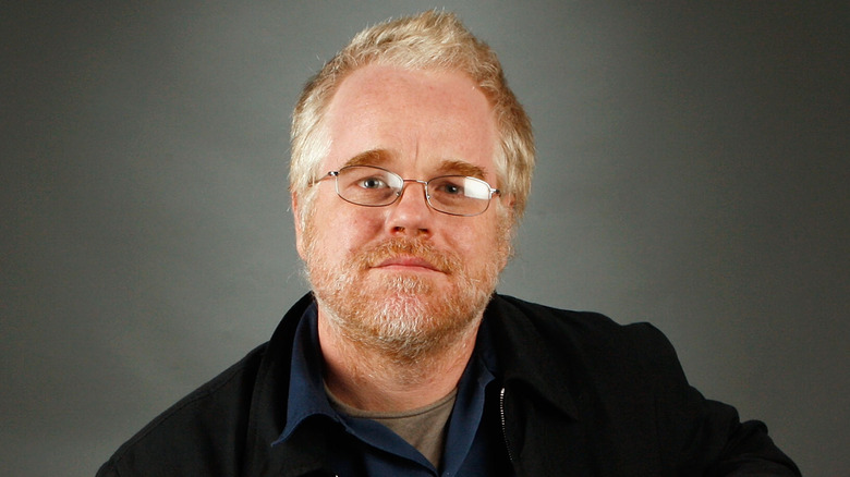 Philip Seymour Hoffman wears glasses