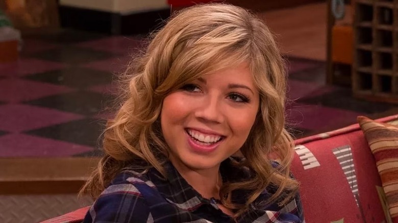 Sam Puckett smiling on sofa