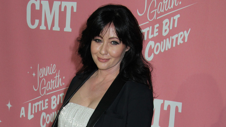 Shannen Doherty smiling pink background