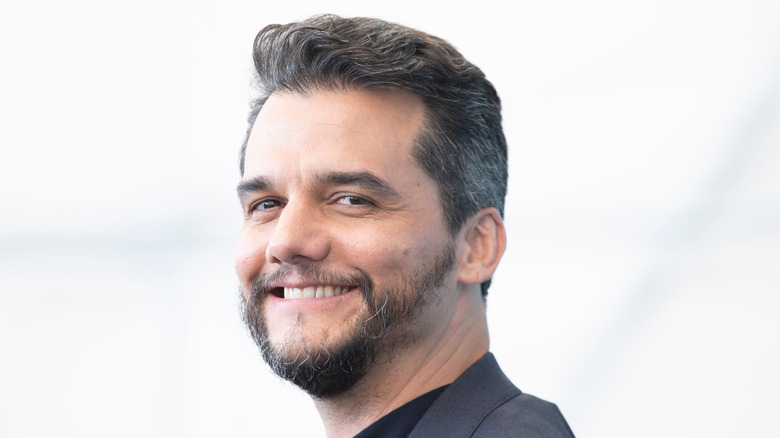 Wagner Moura grinning