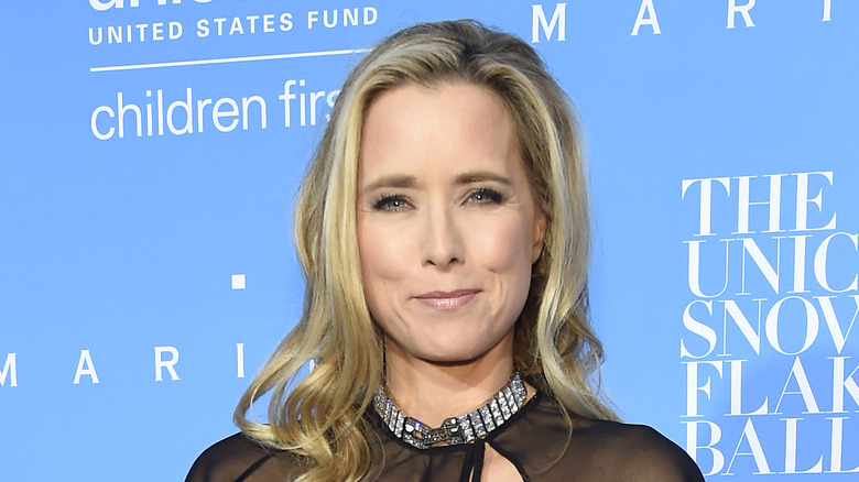 Téa Leoni wears a necklace