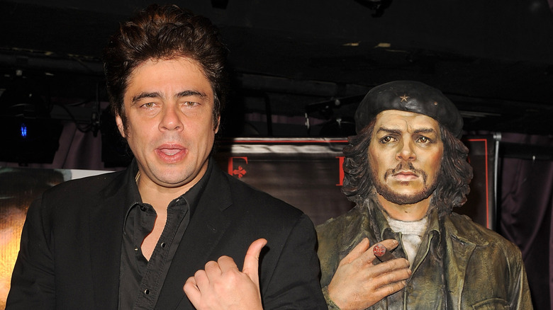 Benicio del Toro with Che statue