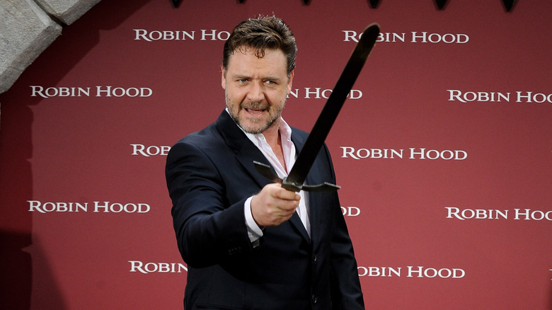 Russell Crowe wielding sword