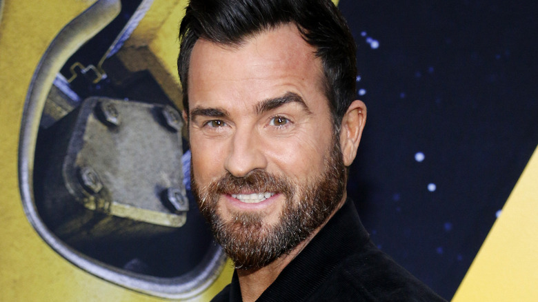 Justin Theroux smiling with teeth