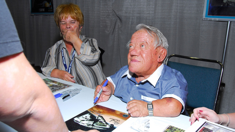 Kenny Baker talks with fan