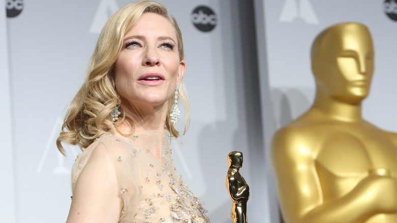 Cate Blanchett holds her Oscar.