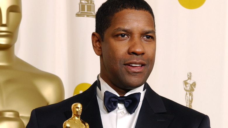 Denzel Washington with his Oscar.