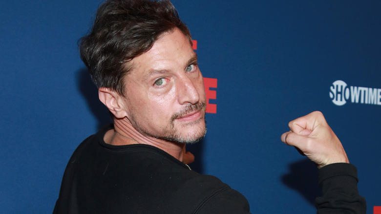 Simon Rex posing