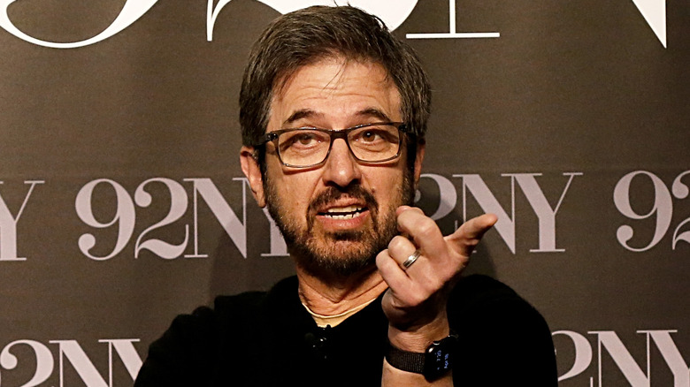 Ray Romano wears glasses