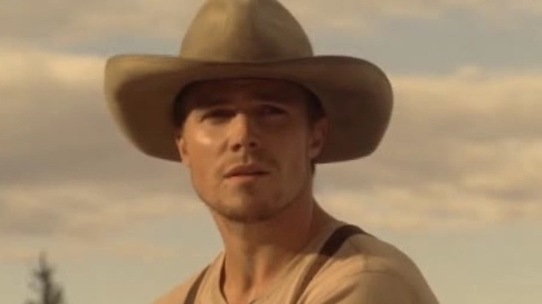 Stephen Amell wears a hat