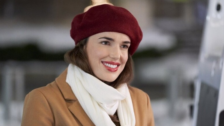 Elizabeth Henstridge wears a scarf and beret