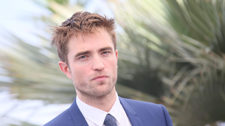 Robert Pattinson leans