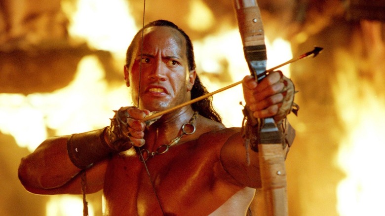 Dwayne Johnson Mathayus firing arrow