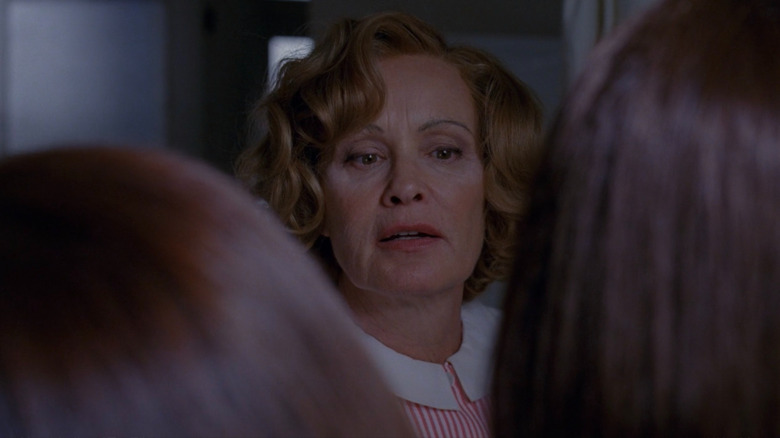 Ahs Jessica Lange Had A Hard Time With Sarah Paulsons Bette And Dot 4572