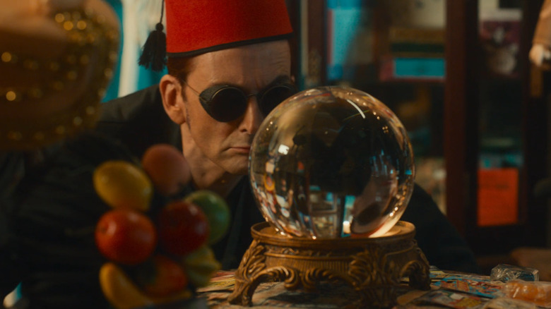 Crowley wears a fez on Good Omens 2