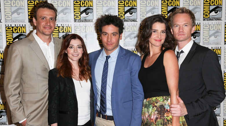 Alyson Hannigan poses with cast of How I Met Your Mother