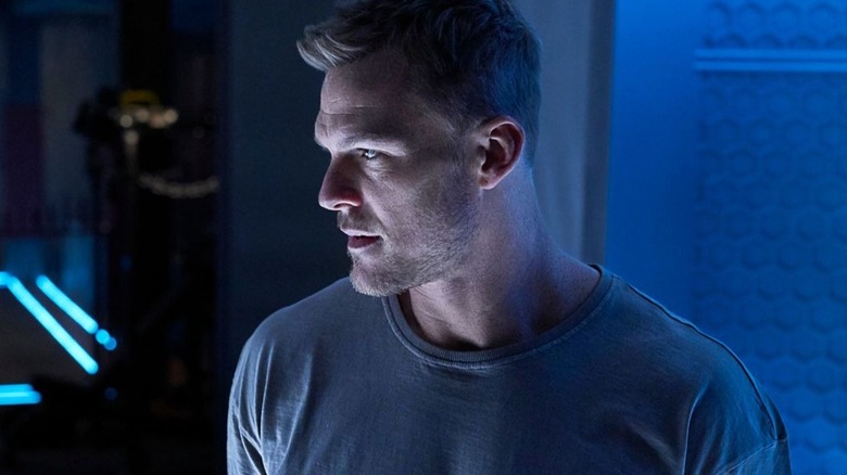 Alan Ritchson in blue room