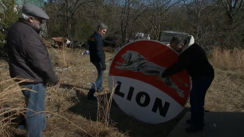 Mike Wolfe and Frank Fritz looking at a Lion Oil sign