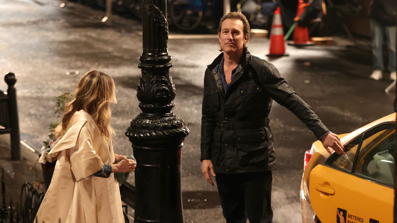 Aidan Shaw gets a cab for Carrie Bradshaw