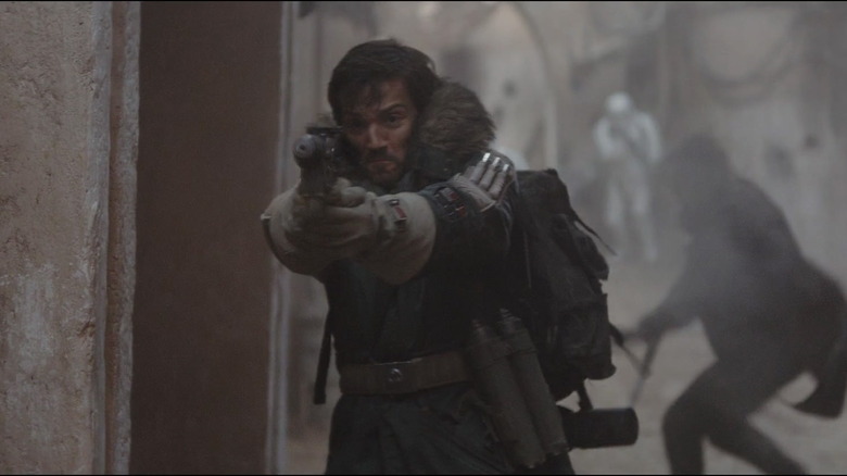 Rouge One Diego Luna aiming