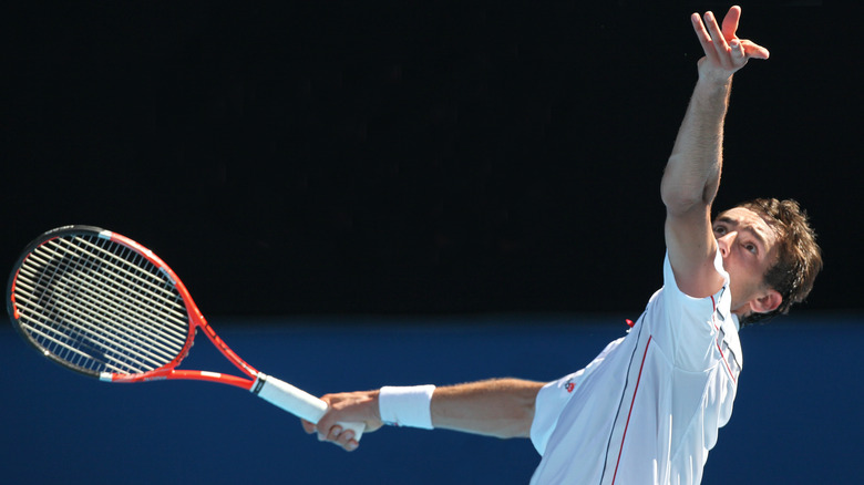 Andy Roddick swings racket 