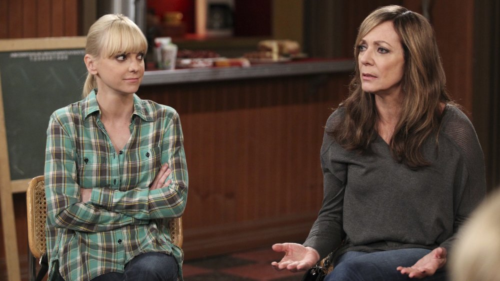 Anna Faris as Christy Plunkett and Allison Janney as Bonnie Plunkett in Mom 