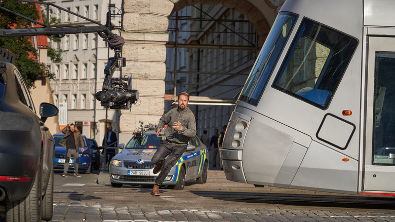 Ryan Gosling running while shooting an action scene