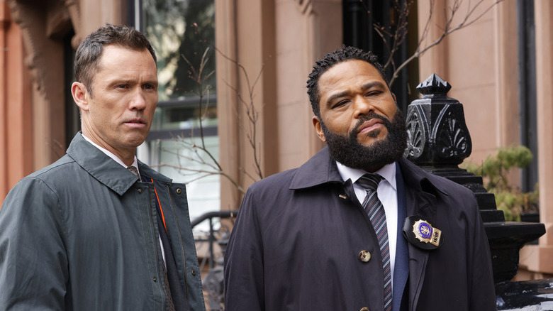 Jeffrey Donovan and Anthony Anderson interrogating