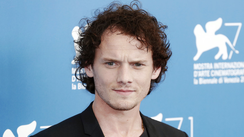 Anton Yelchin posing on red carpet