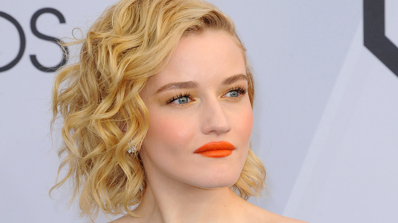 Julia Garner orange lipstick