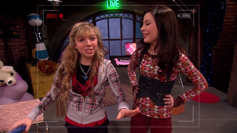 Sam and Carly filming iCarly