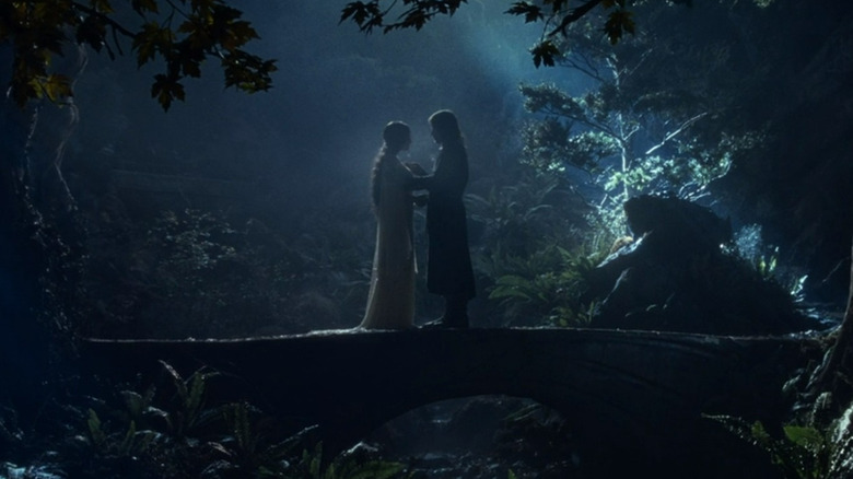 Arwen and Aragorn holding hands