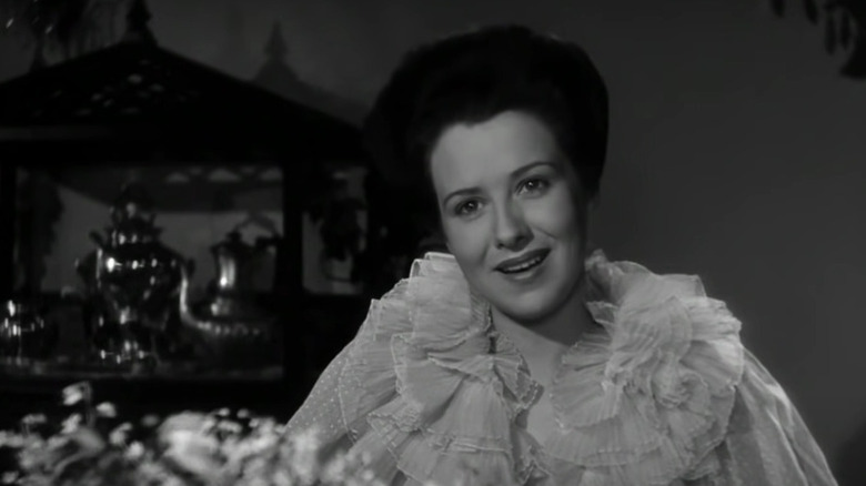 Ruth Warrick sits at lavish dinner table in Citizen Kane