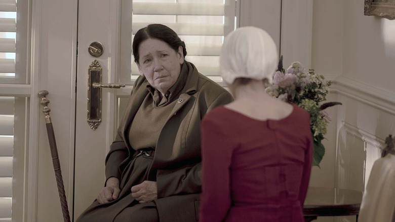 Aunt Lydia talking with Handmaid