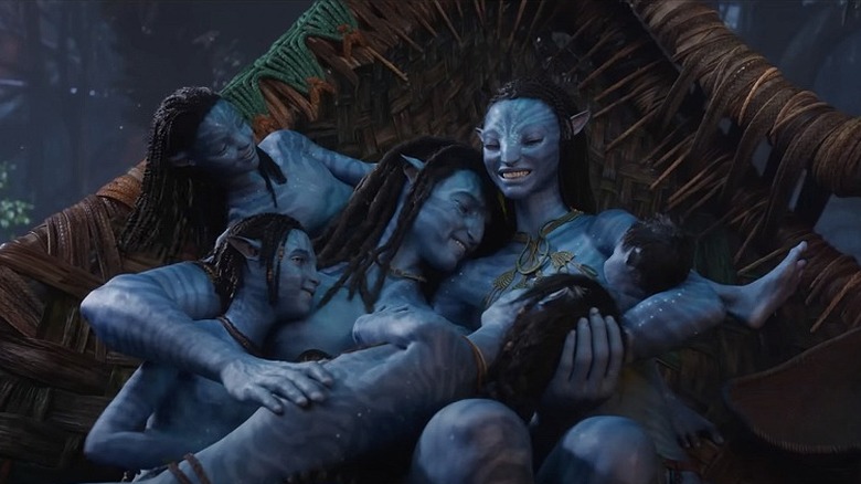 Jake and Neytiri cuddling with their children