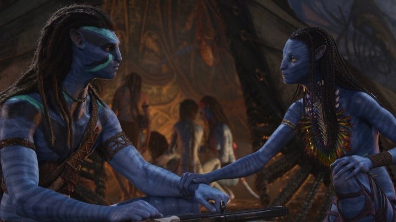 Jake and Neytiri holding hands