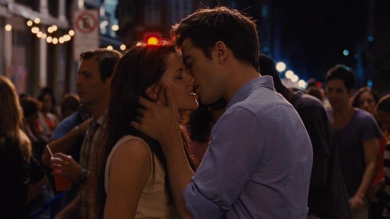 Bella and Edward kissing