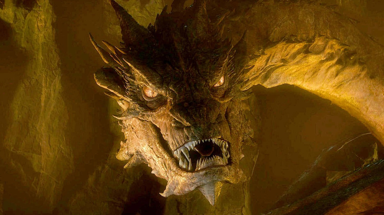 Smaug turns his head 