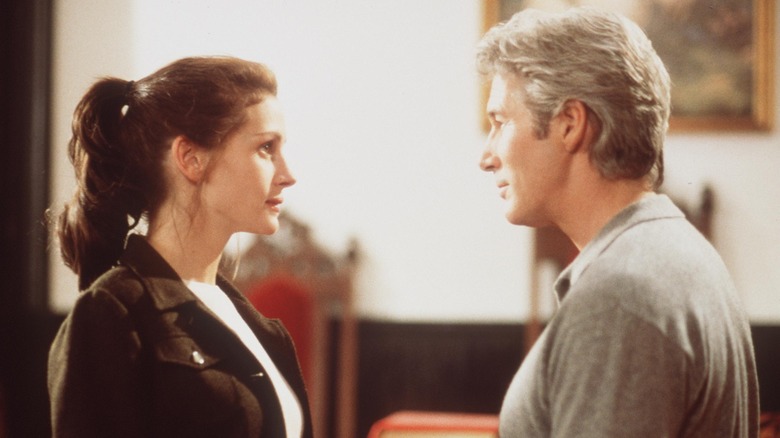 Julia Roberts looks at Richard Gere