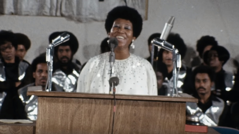 Aretha Franklin singing with gospel choir