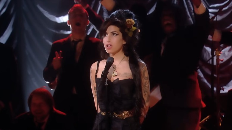 Amy Winehouse performing