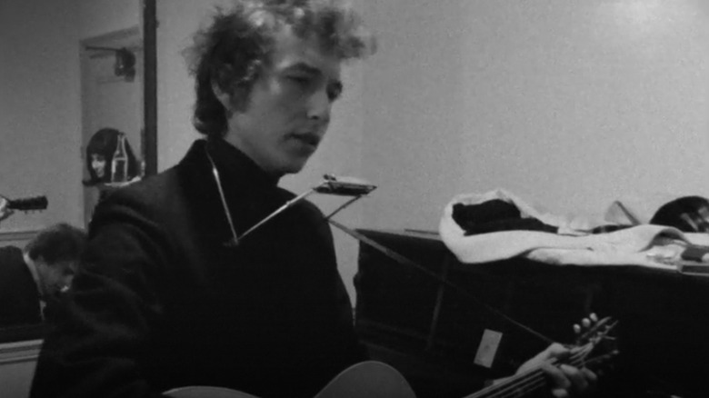 Bob Dylan plays guitar