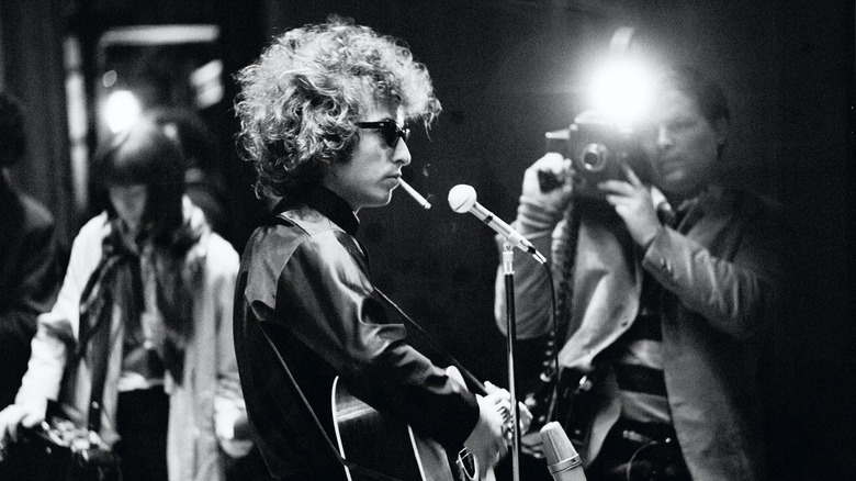 Bob Dylan being photographed